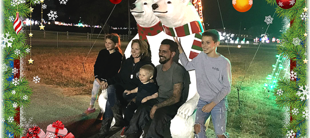 Photo of family at Cuero’s Christmas in the Park FREE Selfie Photo Booth